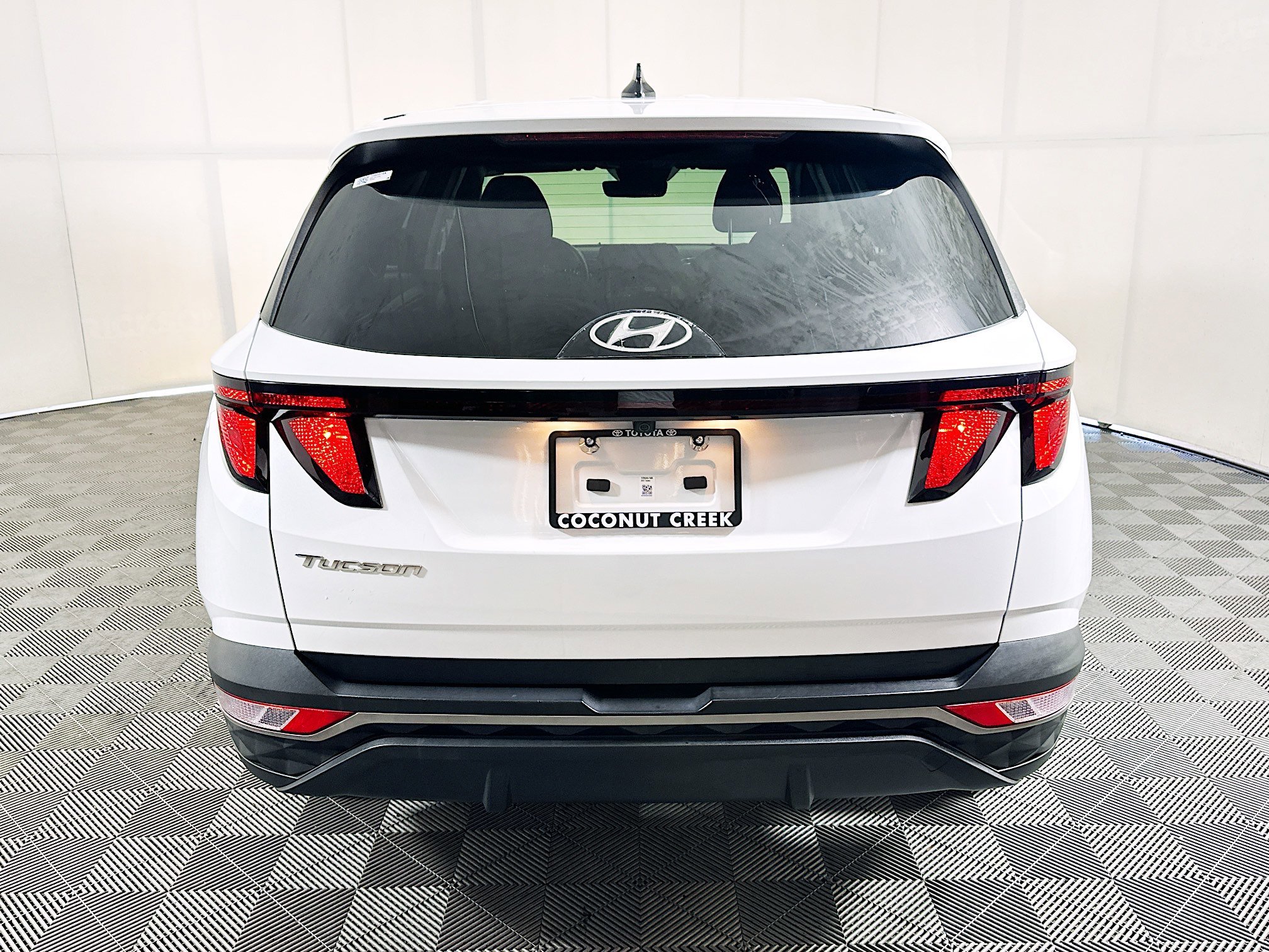 Used 2022 Quartz White Hyundai SE image 4