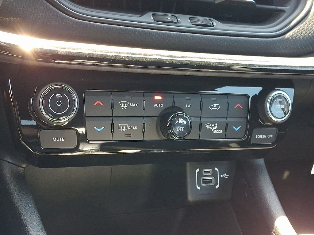 New 2026 Black Jeep Latitude image 11