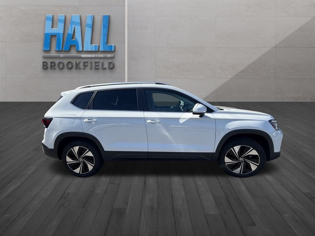 2025 Volkswagen Taos SE photo 4