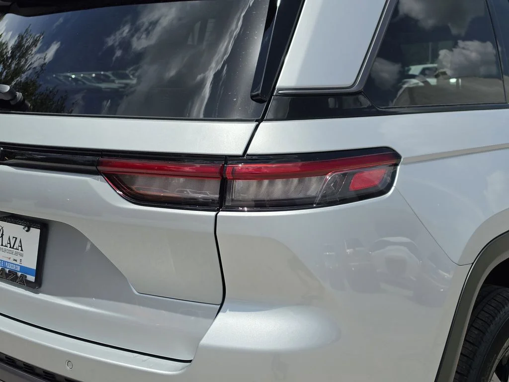 New 2026 Silver Zynith Exterior Paint Jeep Altitude image 8