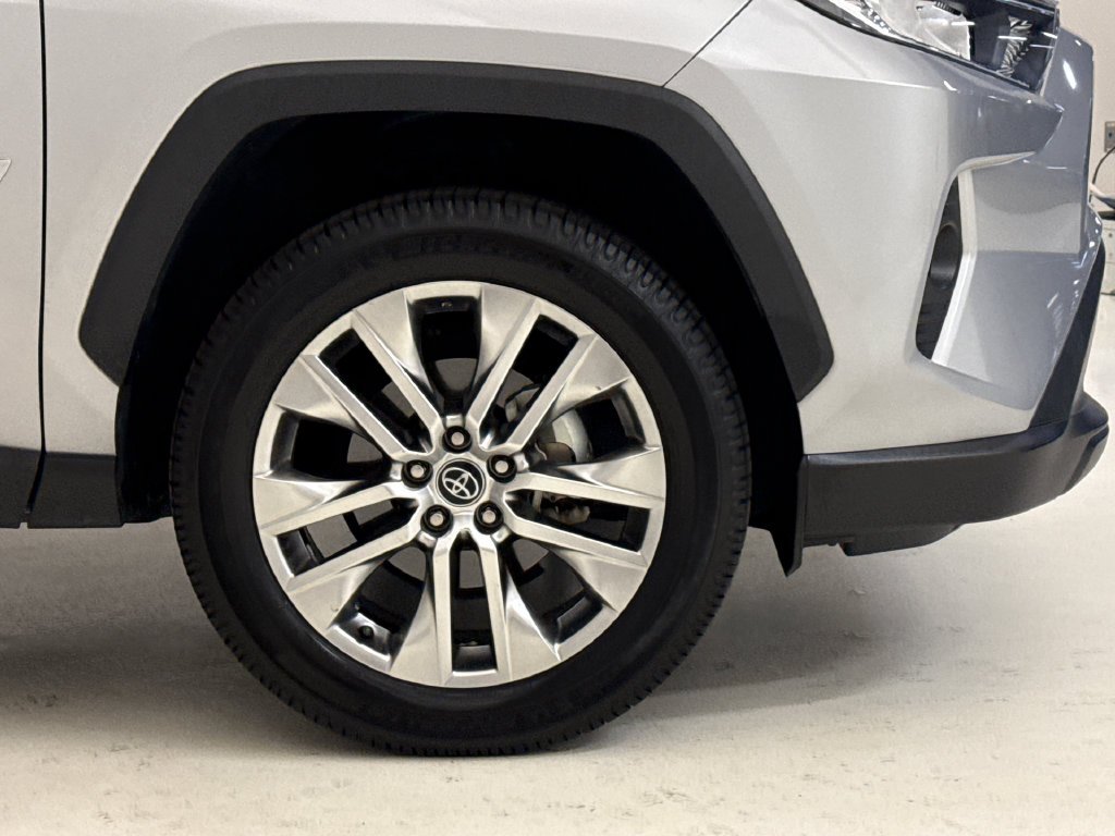 Used 2020 Silver Sky Metallic Toyota XLE Premium image 6