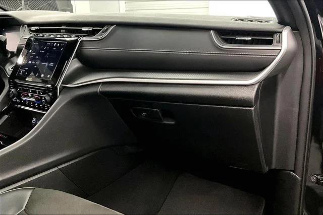 Used 2023 Diamond Black Crystal Pearlcoat Jeep Altitude X image 19