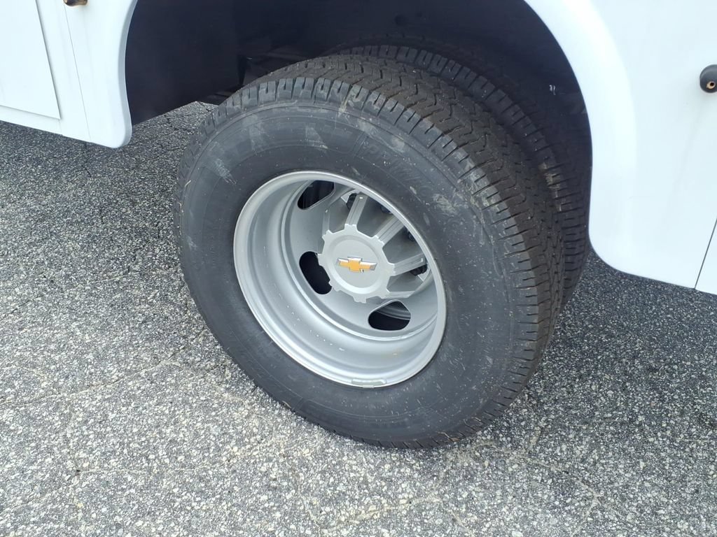 New 2025 Summit White Chevrolet Work Truck image 25