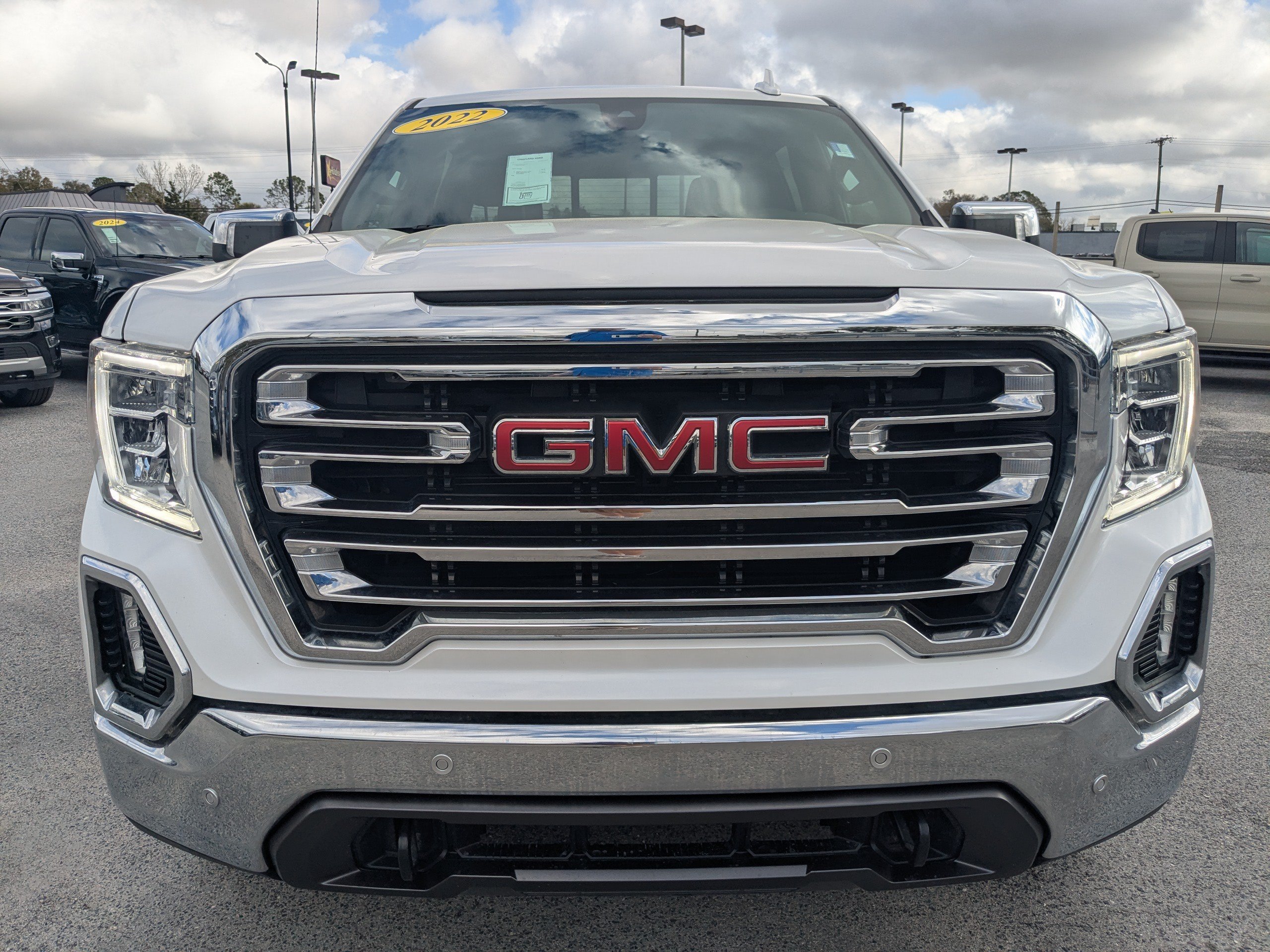 Used 2022 White Frost Tricoat GMC SLT image 8