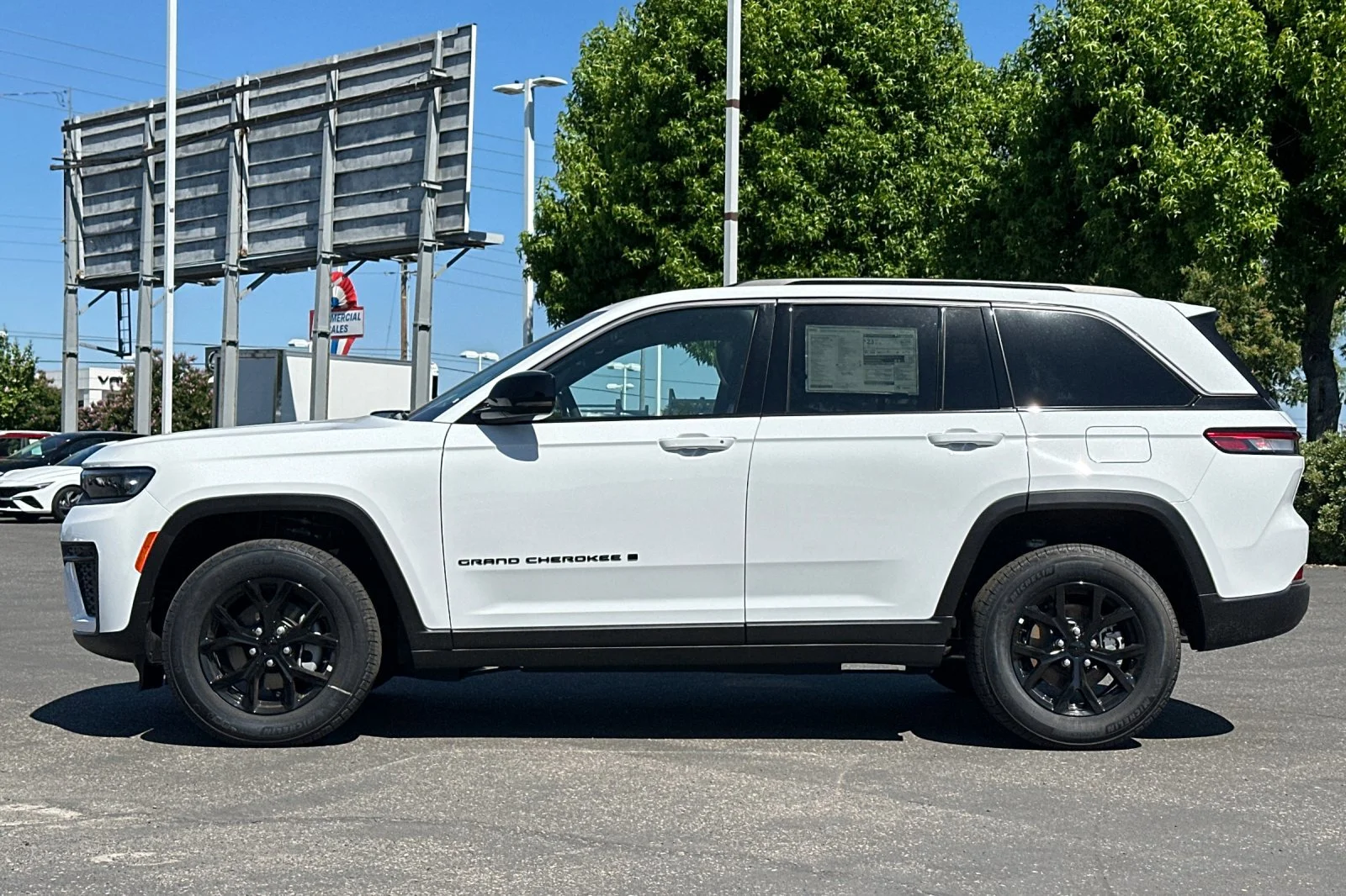 New 2026 Bright White Clear-Coat Exterior Paint Jeep Laredo Altitude image 7