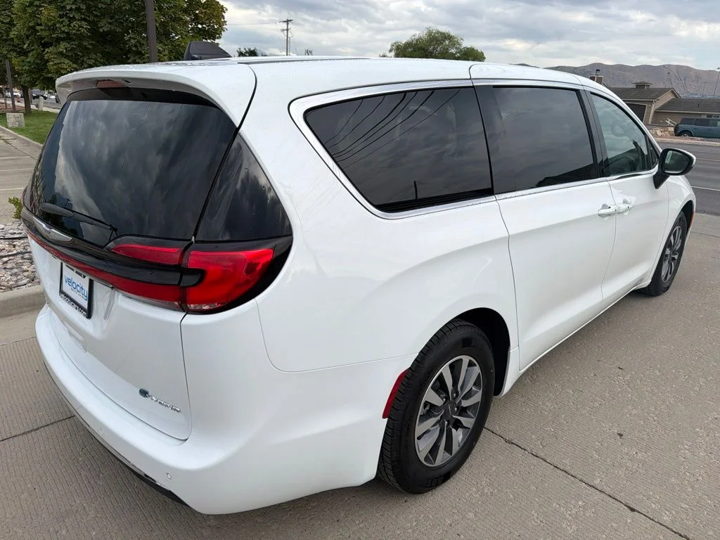 Used 2023 White Chrysler Touring L image 3