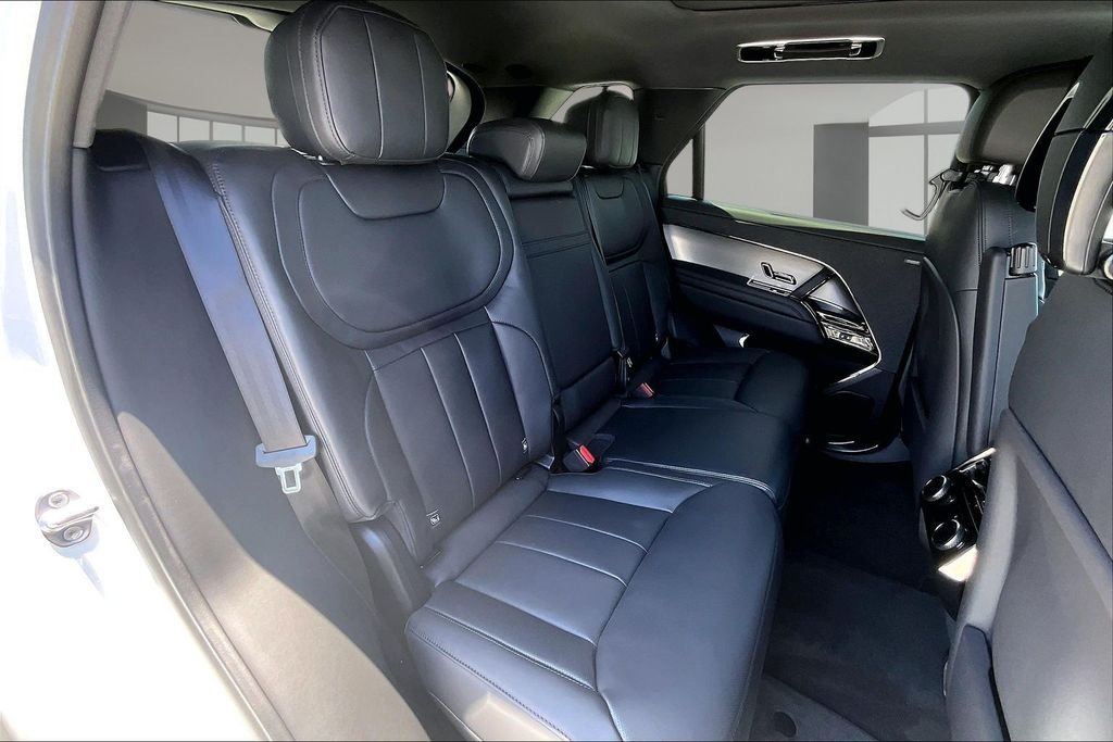 New 2026 FUJI WHITE Land Rover SE image 10