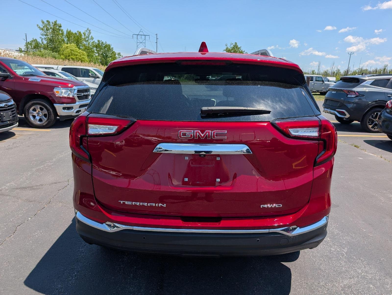 Used 2024 Volcanic Red Tintcoat GMC SLT image 6
