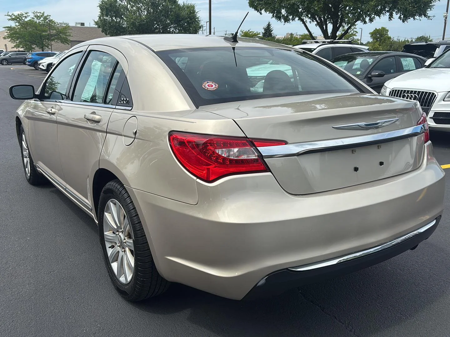 Used 2013 Cashmere Pearl Chrysler Touring image 4