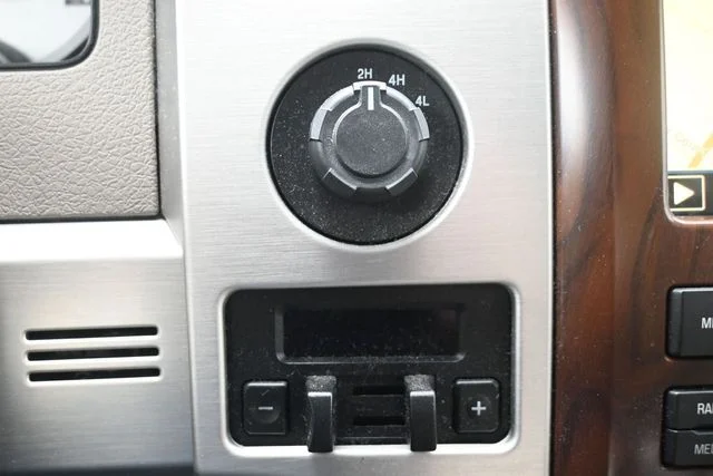 Used 2009  Ford Platinum image 26