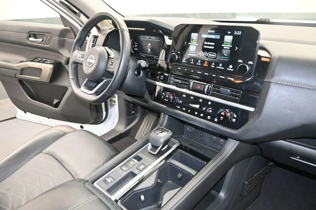 Used 2025 White Nissan Platinum image 28
