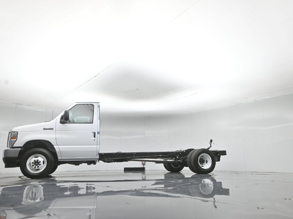 New 2027 White Ford Base image 39