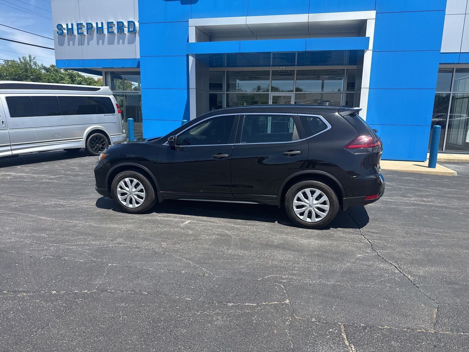 Used 2018  Nissan S image 4