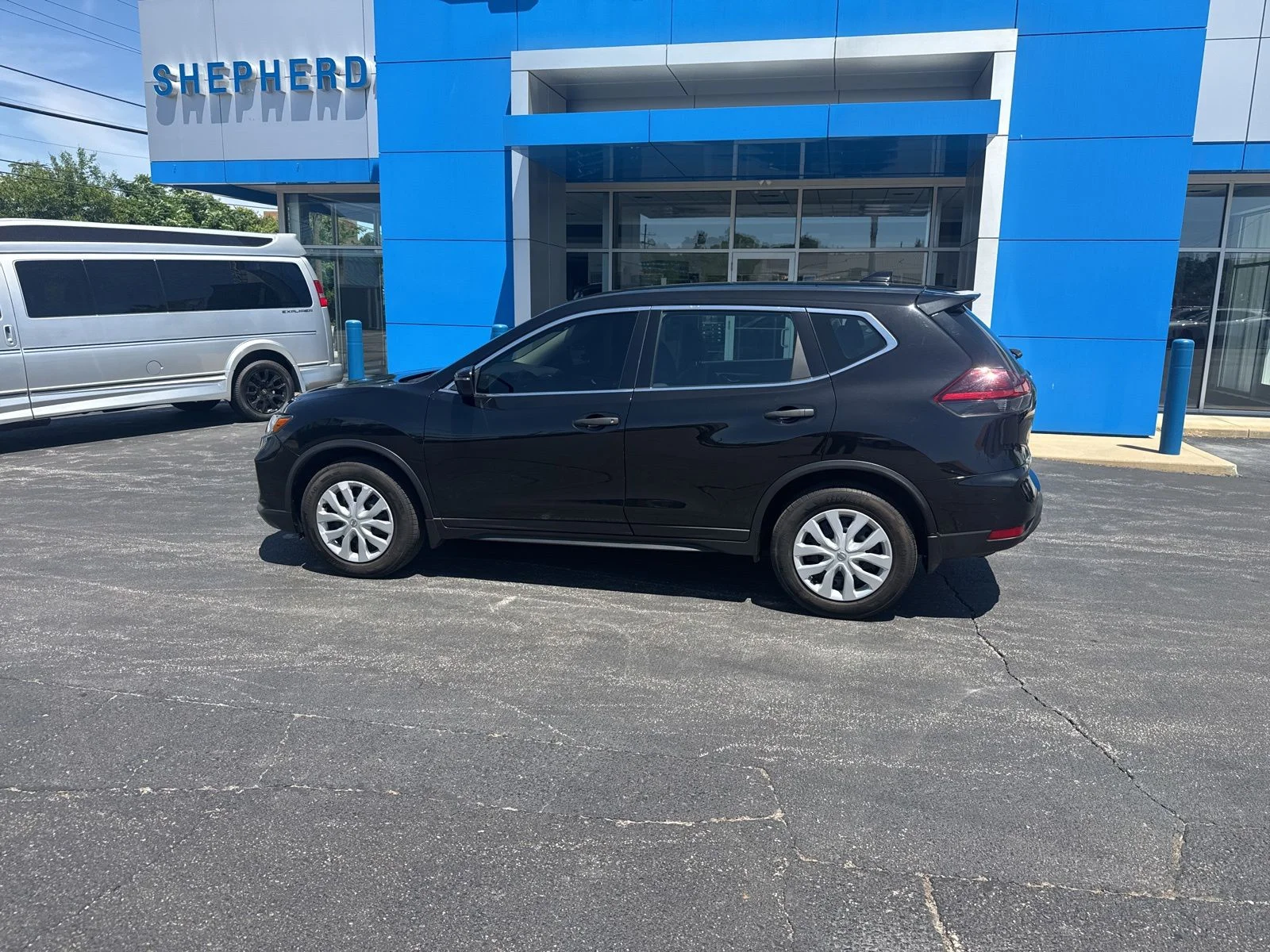 Used 2018  Nissan S image 4