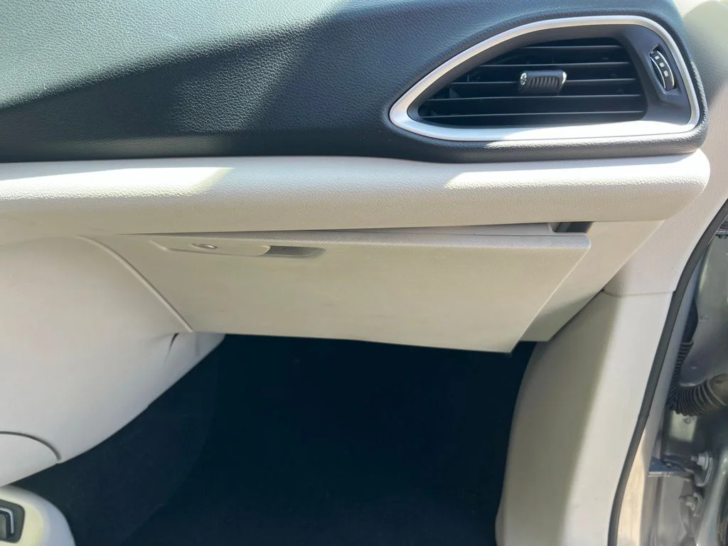 Used 2018 Silver Chrysler Touring L image 25