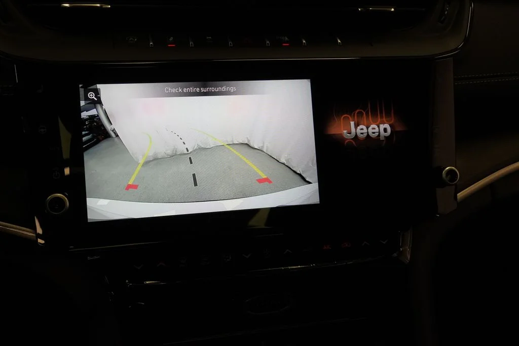 New 2026 Bright White Clear-Coat Exterior Paint Jeep Limited image 25