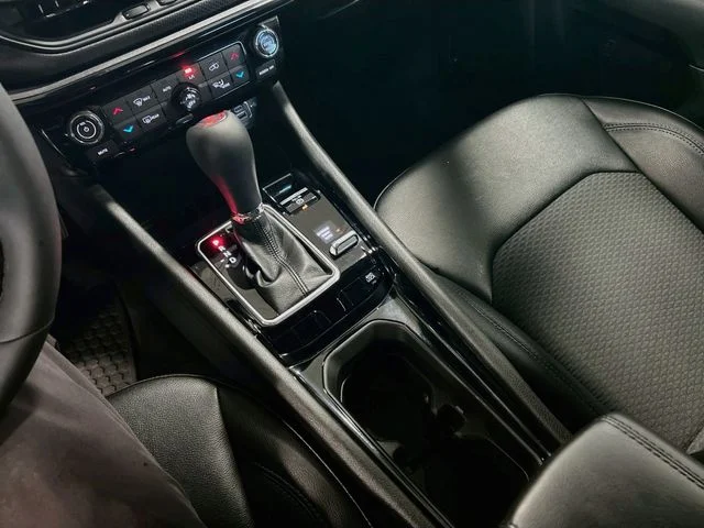 Used 2025 White Jeep Latitude image 27