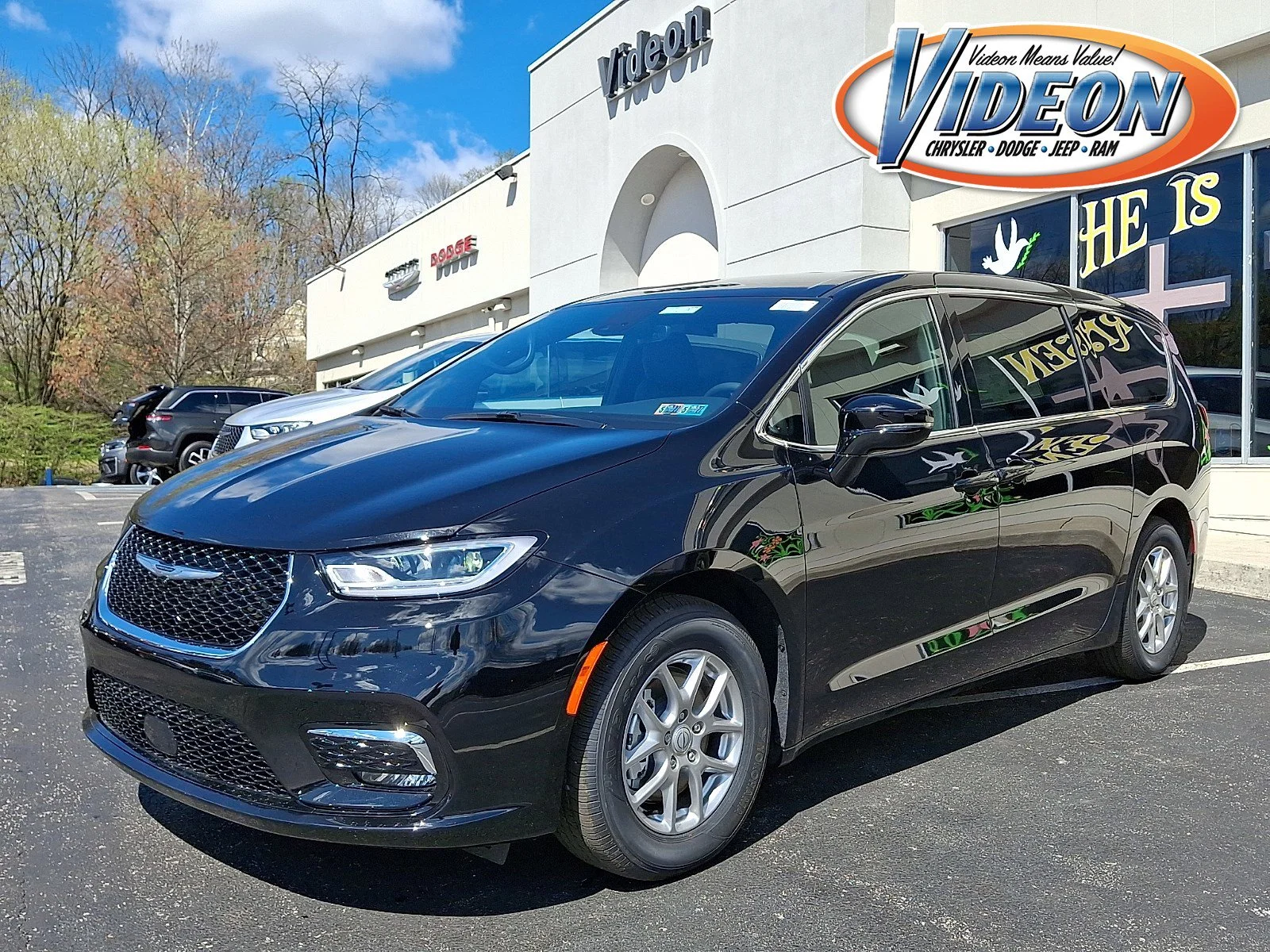 2026 Chrysler Pacifica Select's photo