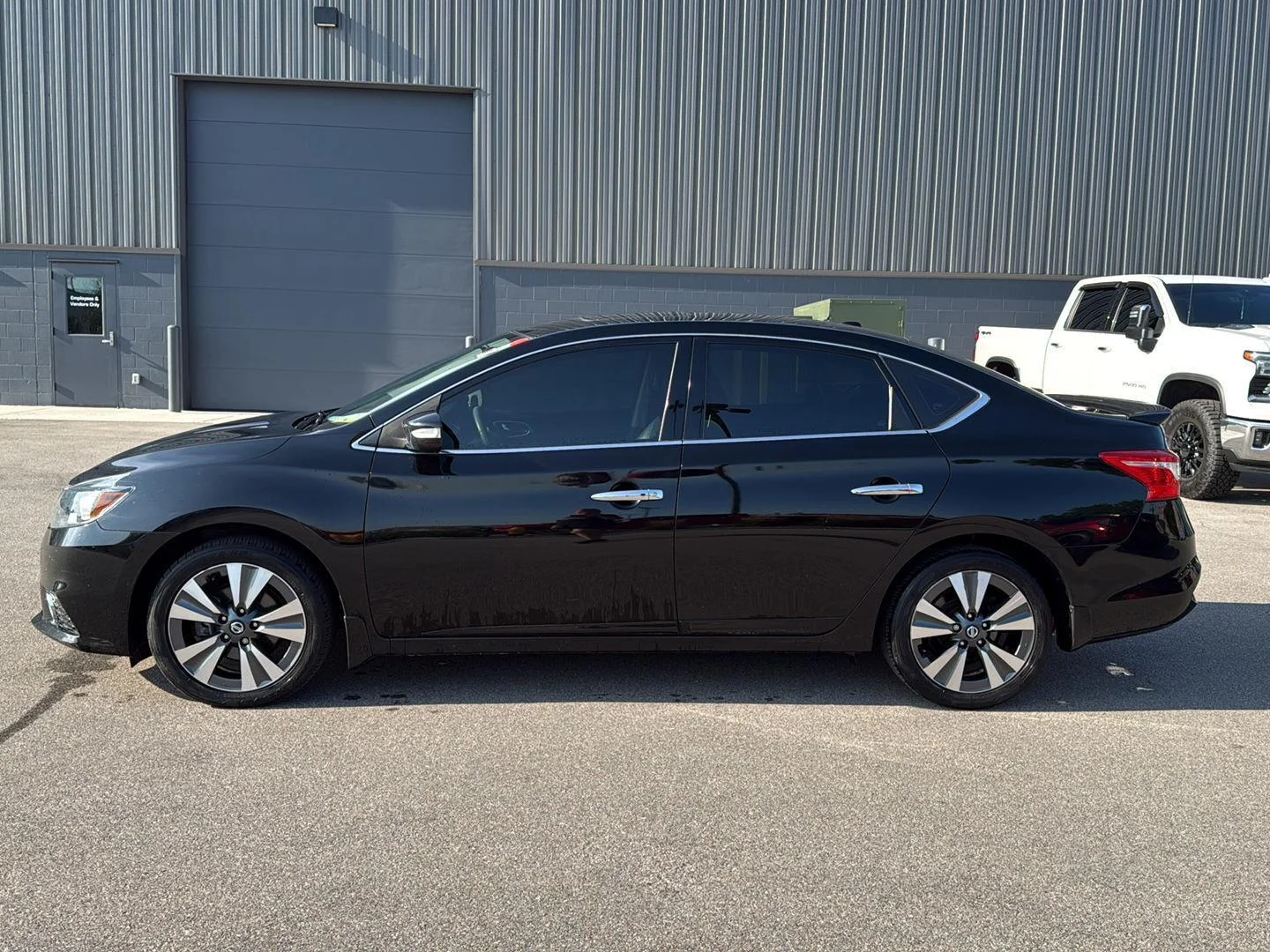 Used 2018 Super Black Nissan SL image 6