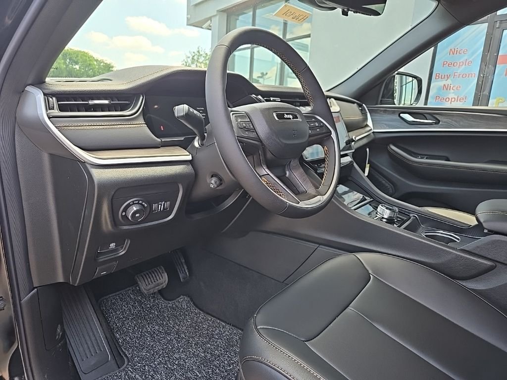 New 2026 Diamond Black Crystal Pearl-Coat Exterior Paint Jeep  image 38