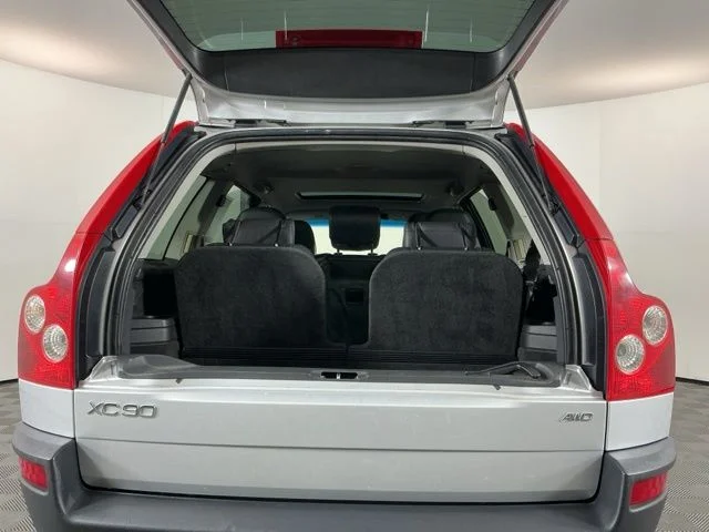 Used 2005 Silver Volvo 2.5T image 25