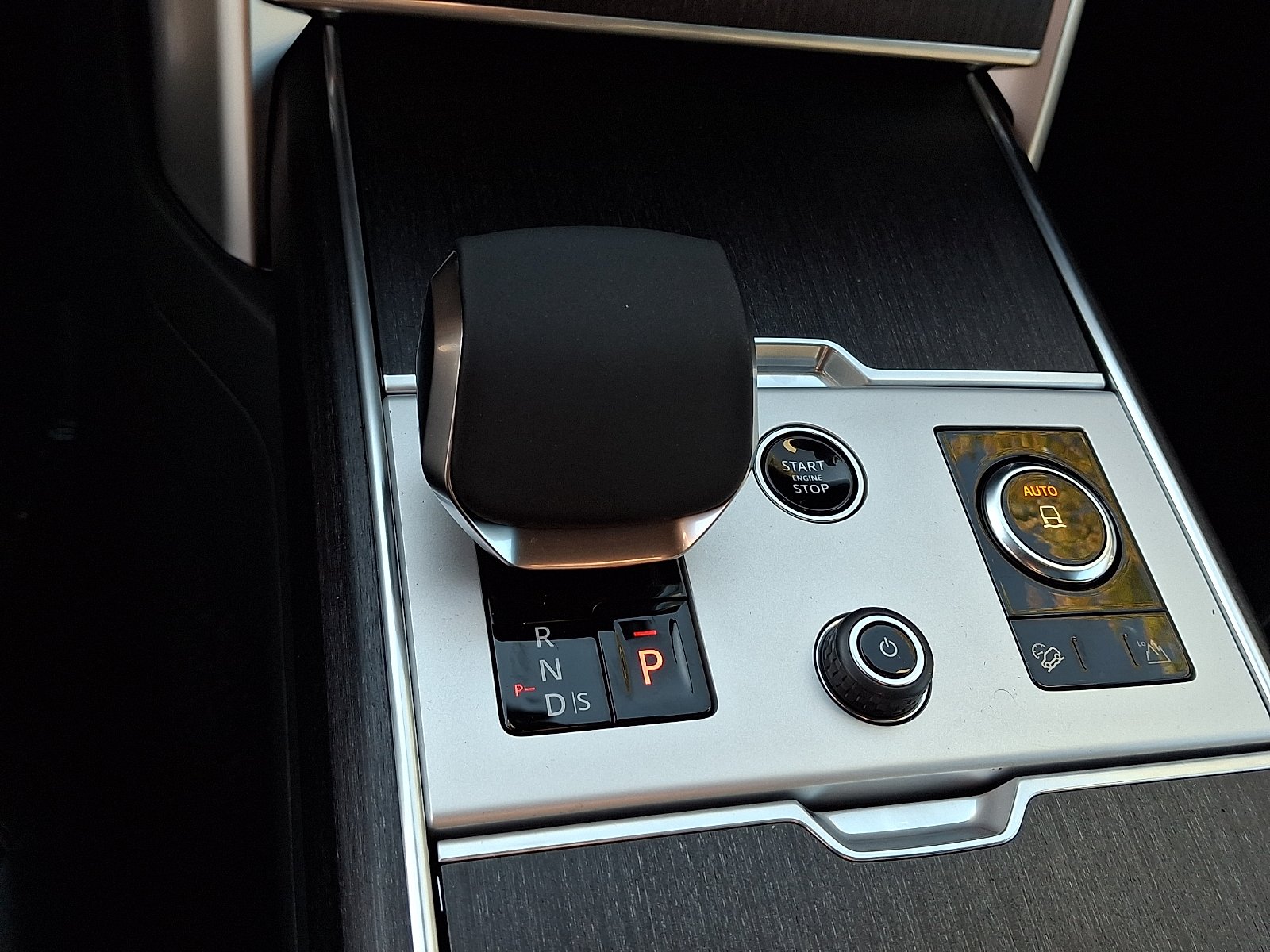New 2027 Fuji White Land Rover SE image 12