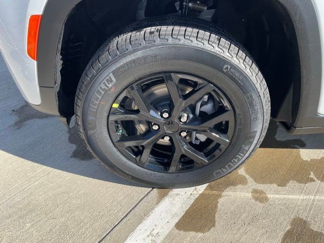 New 2026 Bright White Clearcoat Jeep Laredo Altitude image 9
