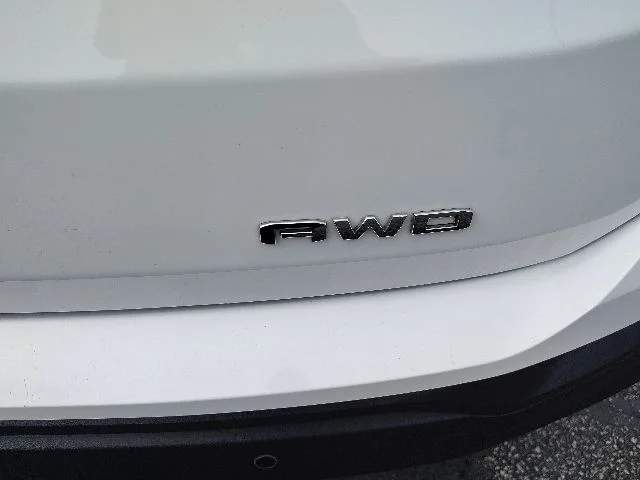 Used 2023 White GMC SLE image 31