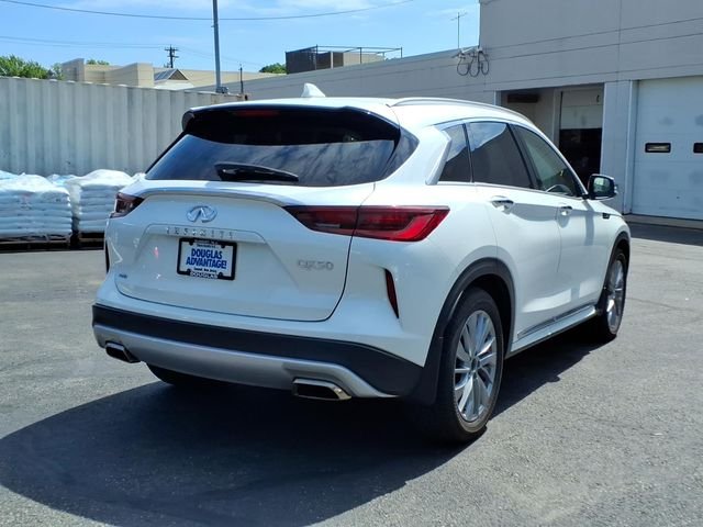 Used 2025 White INFINITI LUXE image 6