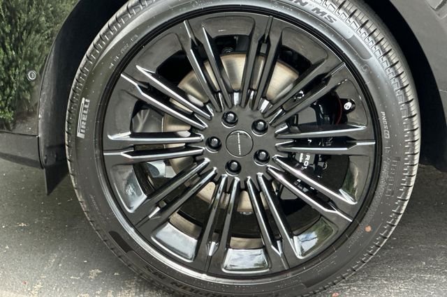 New 2026 Obsidian Black in Gloss Finish Land Rover SE image 24