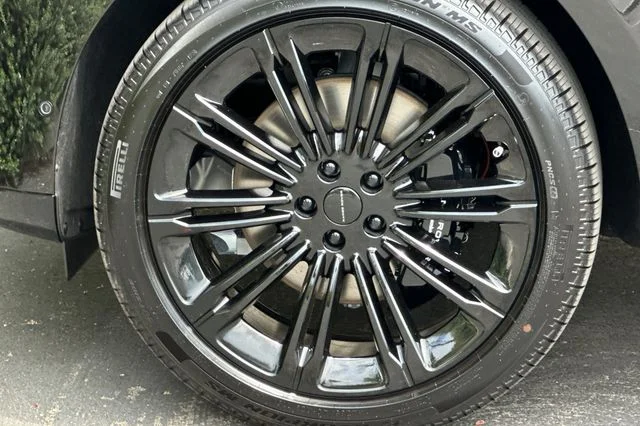 New 2026 Obsidian Black in Gloss Finish Land Rover SE image 24