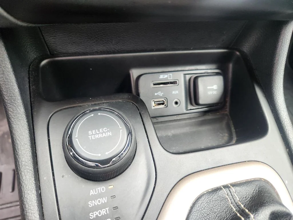 Used 2015 Black Jeep Latitude image 18