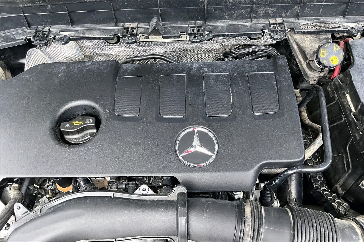 Used 2022 Polar White Mercedes-Benz GLB 250 image 33