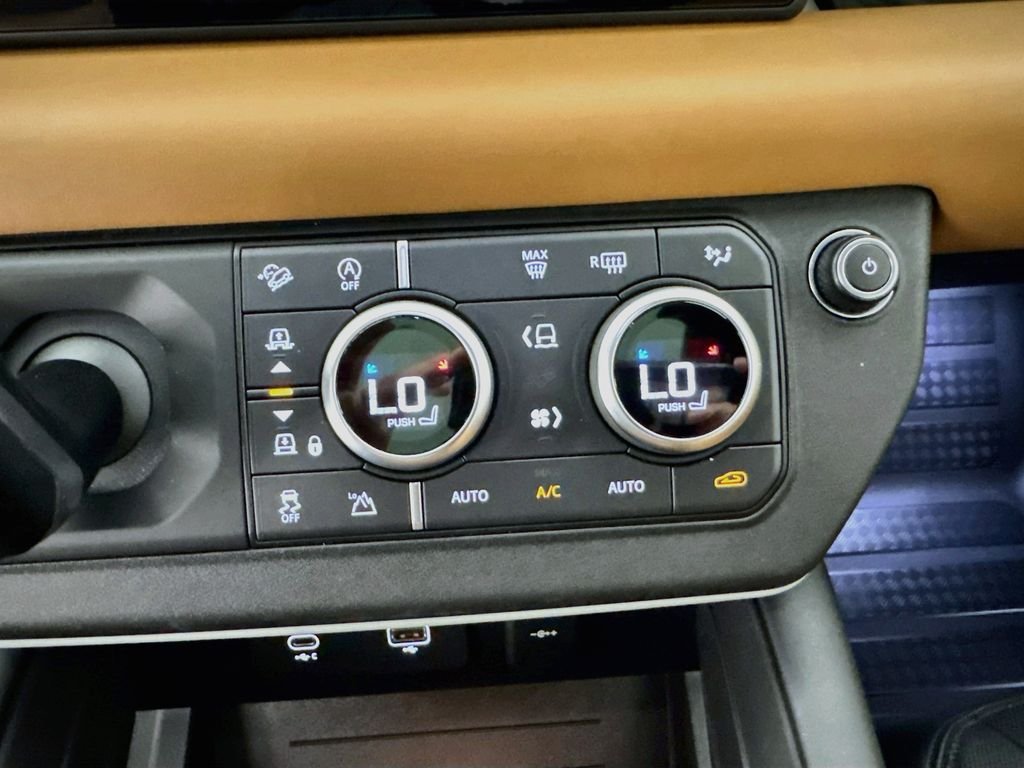 Certified Used 2024 White Land Rover X-Dynamic SE image 16