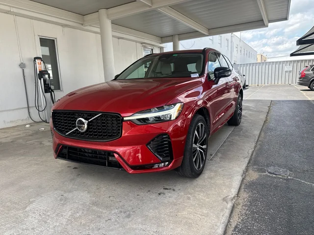 2024 Volvo XC60 B5 Plus Dark Theme