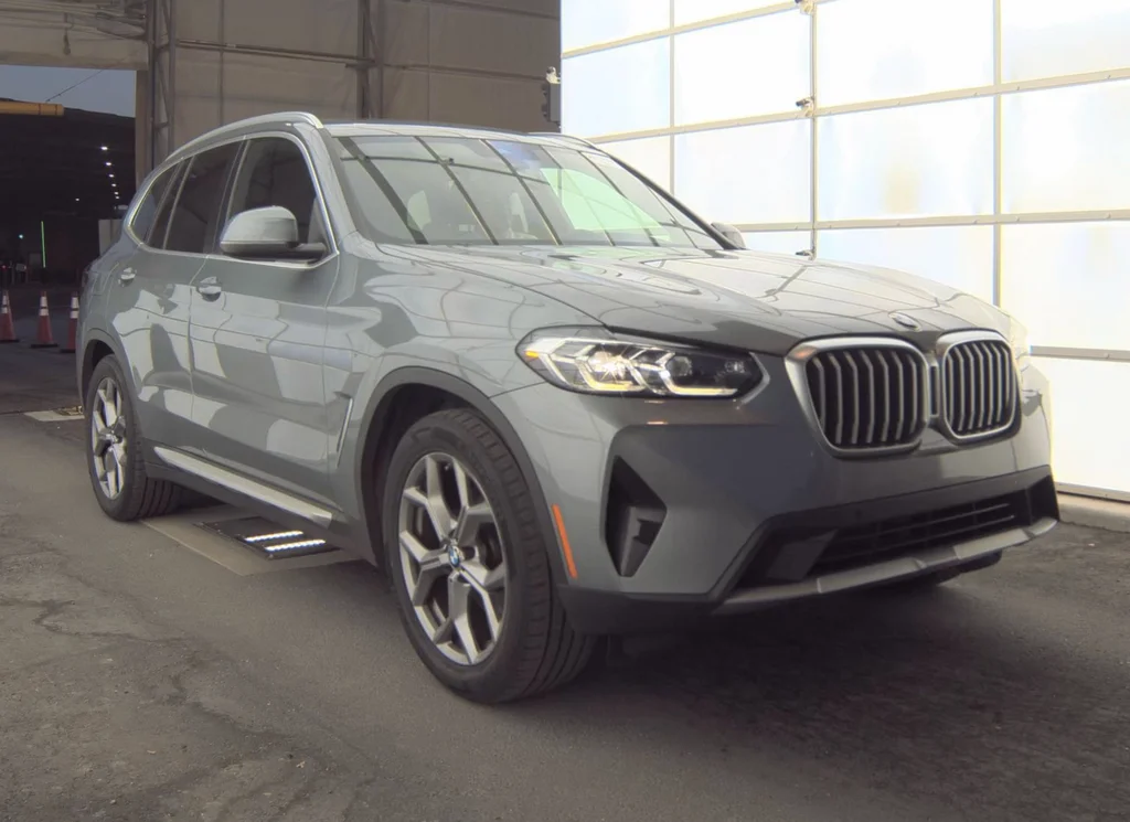 Used 2024 Gray BMW sDrive30i image 4