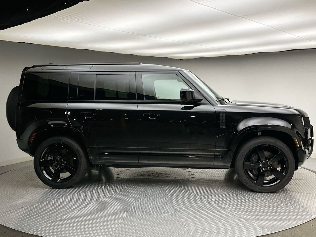 New 2026 Santorini Black Metallic Land Rover X-Dynamic SE image 4