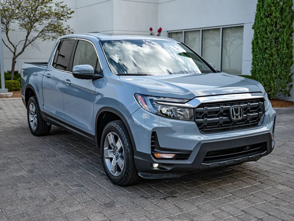 Used 2025 Sonic Gray Pearl Honda RTL image 3