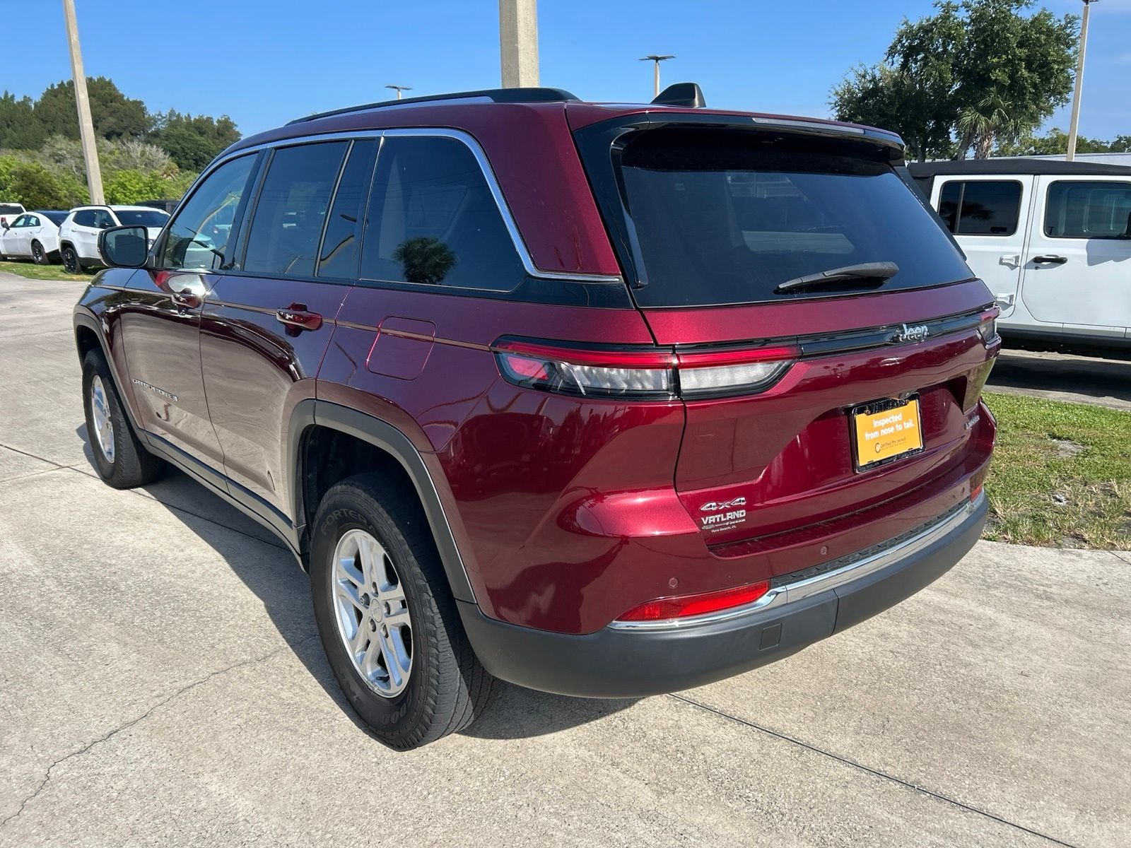 Used 2023 Red Jeep Laredo image 3