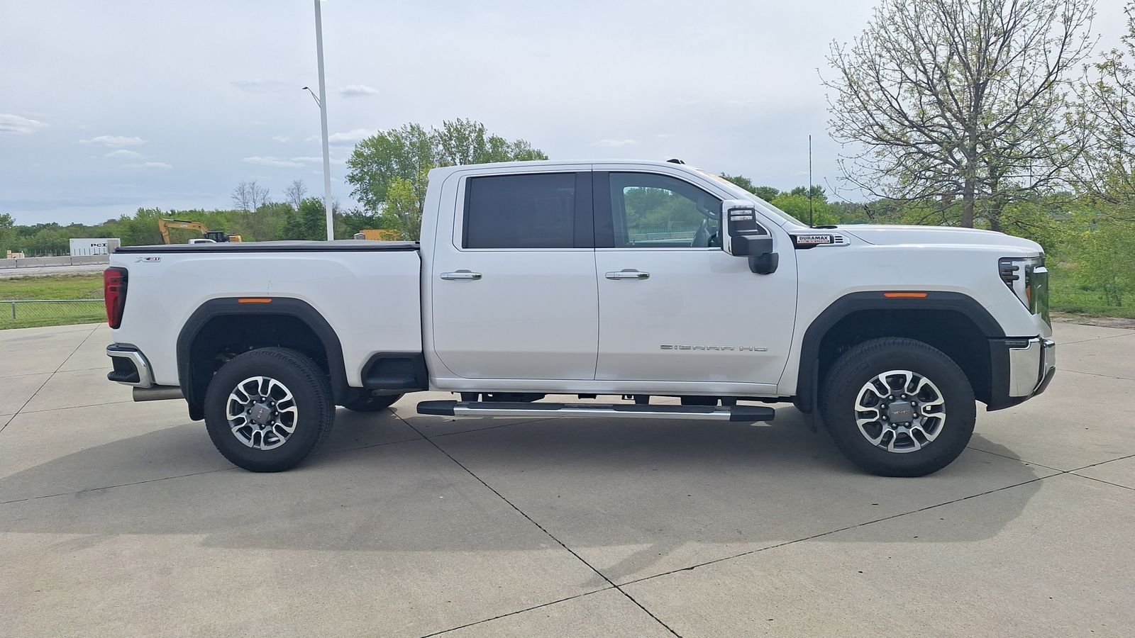Used 2025 White GMC SLT image 3