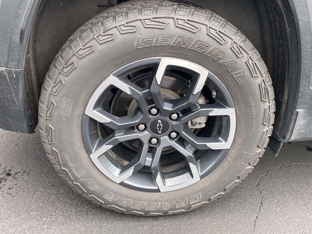 Used 2025 Cacti Green Chevrolet AWD ACTIV image 13