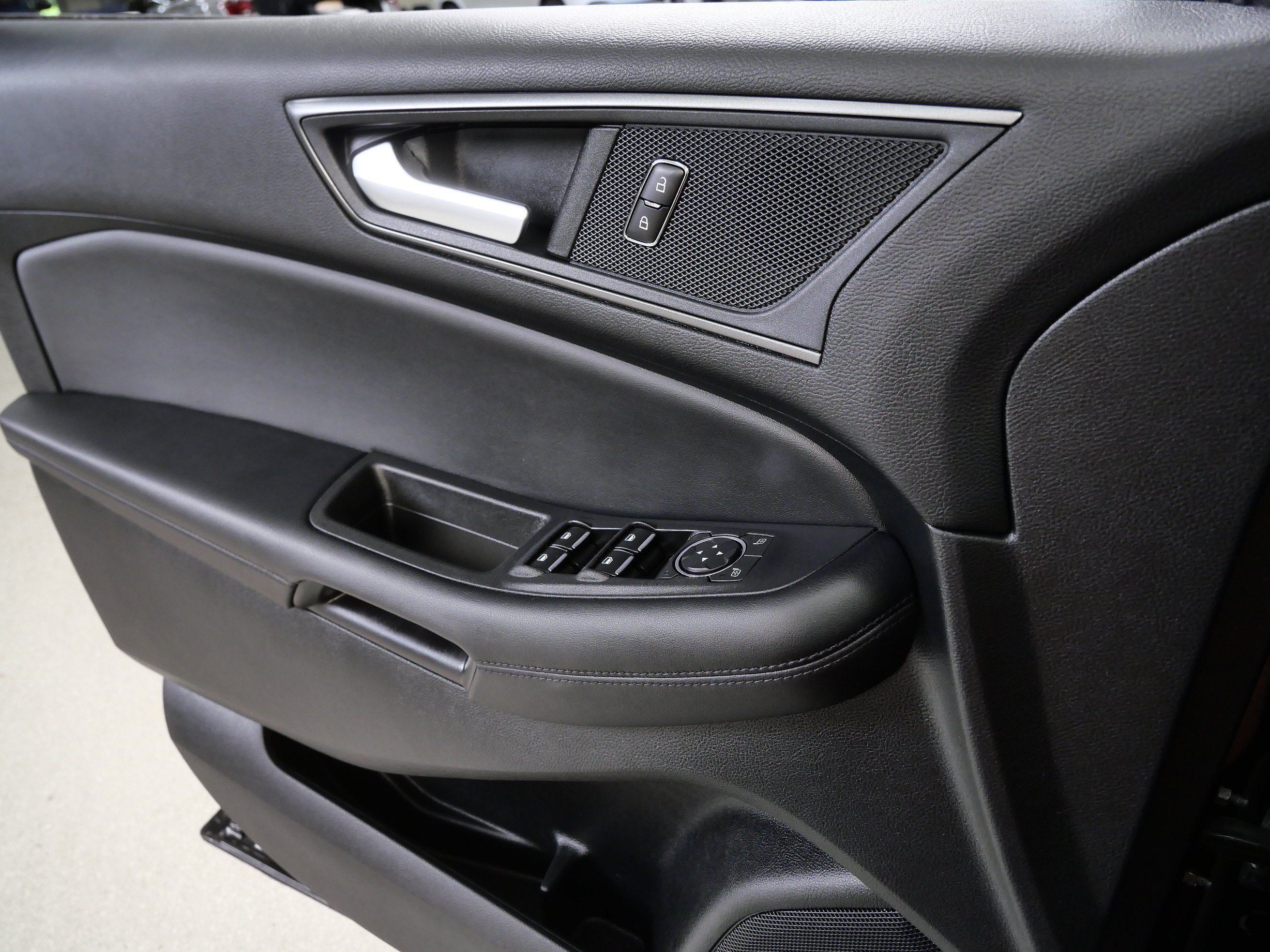 Used 2022 Black Ford SE image 28