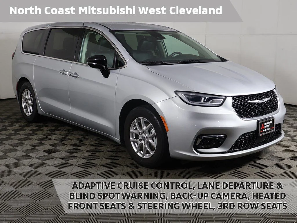 2024 Chrysler Pacifica Touring L's photo