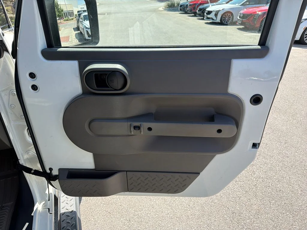 Used 2009 White Jeep X image 17