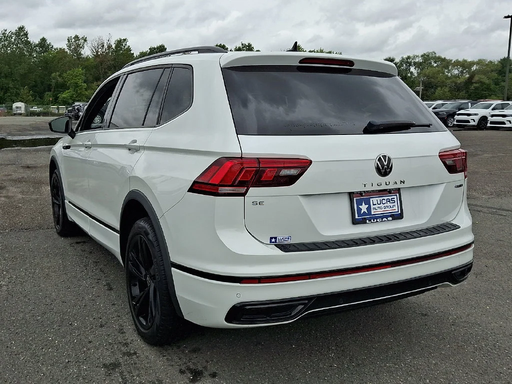 Used 2023  Volkswagen SE R-Line Black image 9