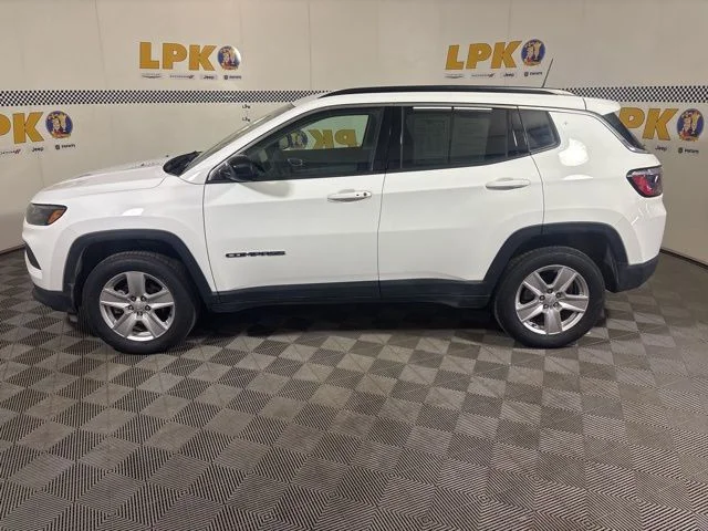Used 2022 Bright White Clearcoat Jeep Latitude image 13