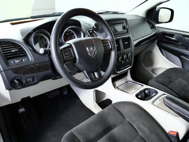 Used 2016 Silver Dodge SXT image 3