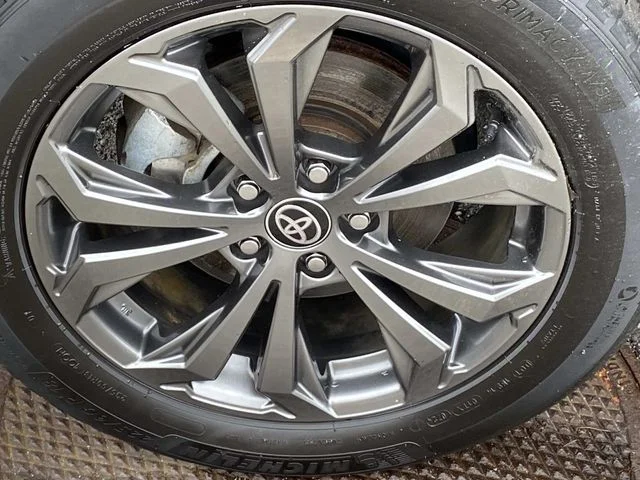 Used 2024  Toyota XLE Premium image 30