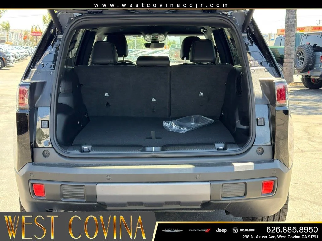 New 2026 Diamond Black Crystal Pearlcoat Jeep  image 15