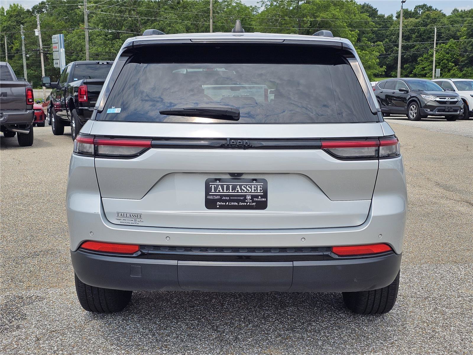 Used 2024 Silver Zynith Jeep Altitude image 10